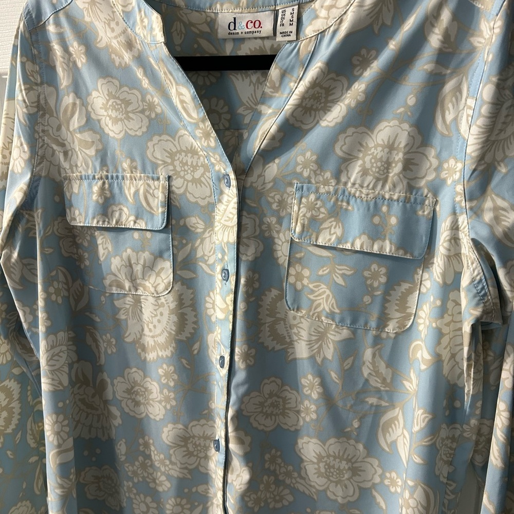 Denim&Co Women’s Floral Blue and White Button-Up Shirt - Picture 4 of 8